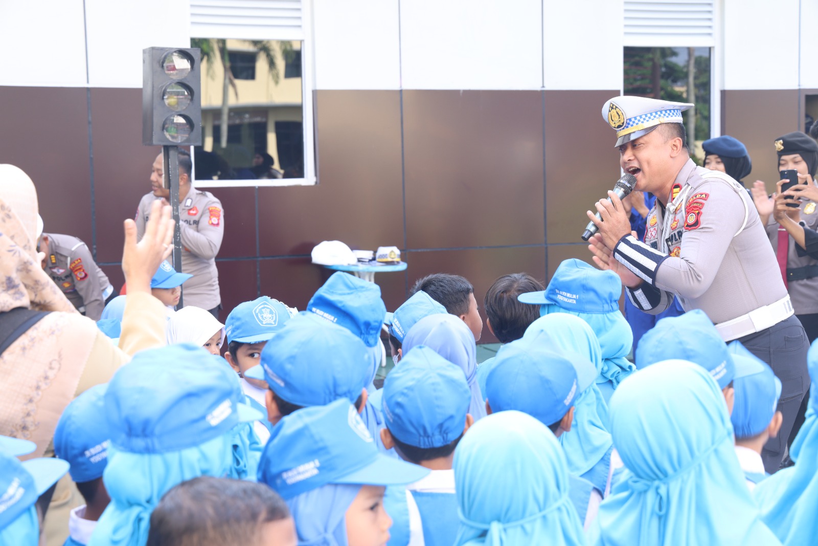 tugas polisi dipaparkan oleh jajaran kepolisian polda diy kepada anak-anak TK