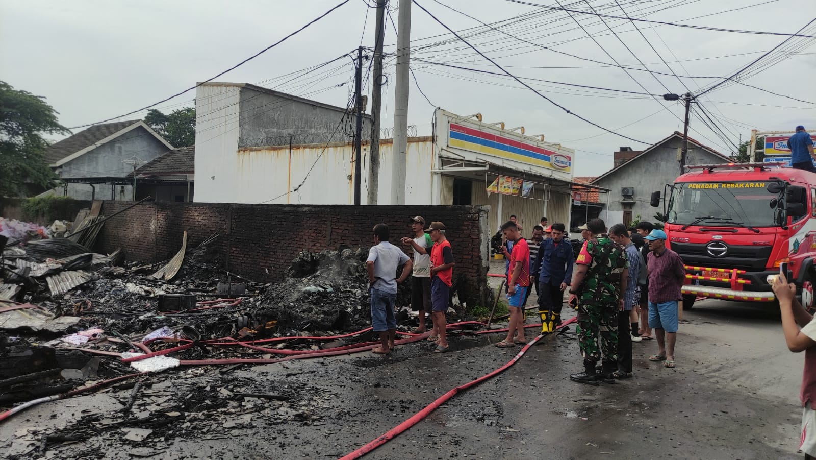 Satu Mobil Hangus dalam Insiden Kebakaran di Tempat Barang Bekas