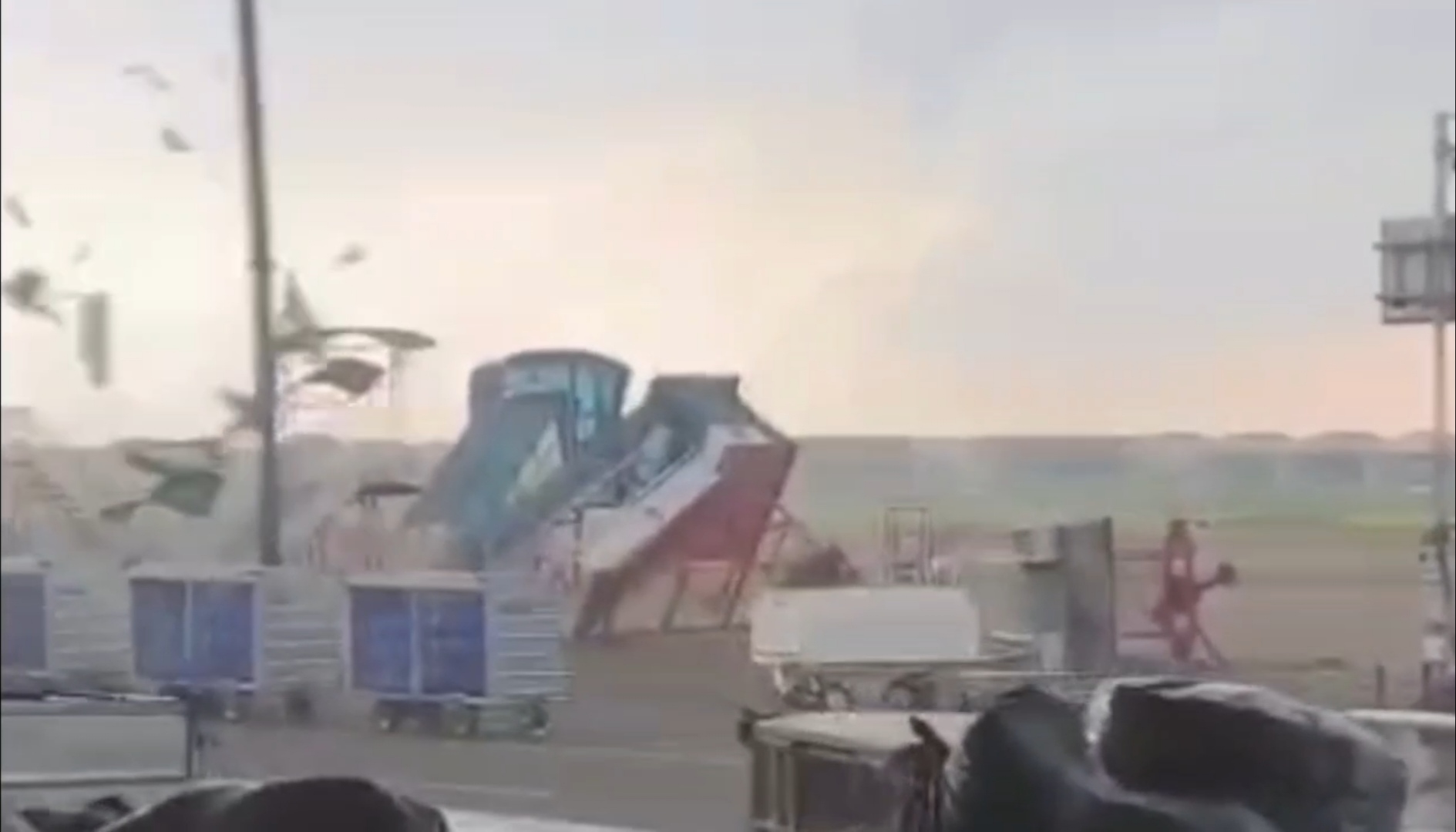 ANGIN puting beliung menerjang areal Terminal 1 Bandara Internasional Juandandi Kabupaten Sidoarjo pada Kamis sore (8/1).