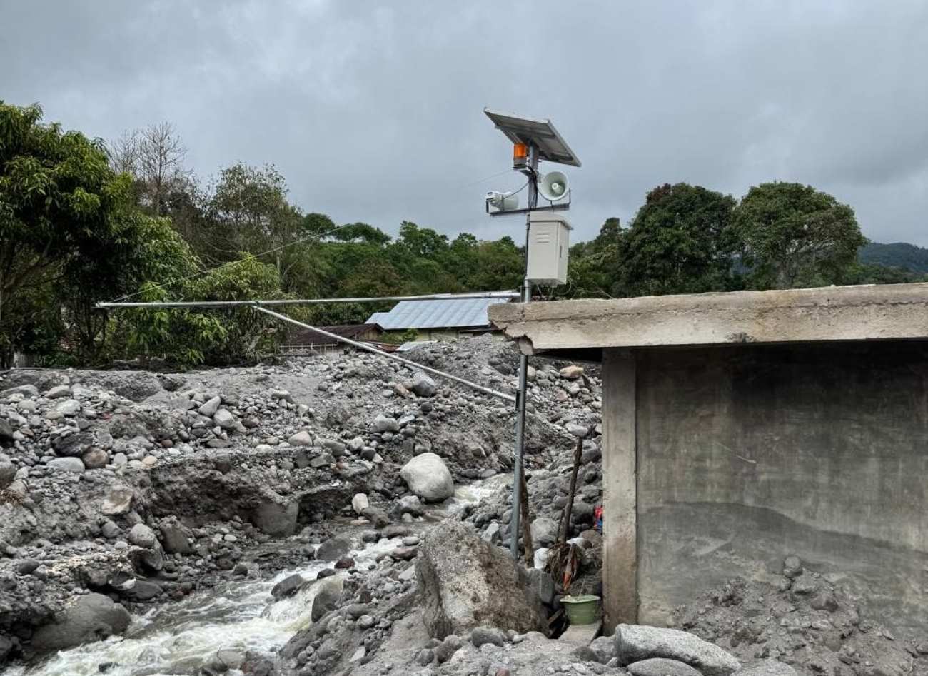 UGM Pasang EWS Banjir di Bener Meriah