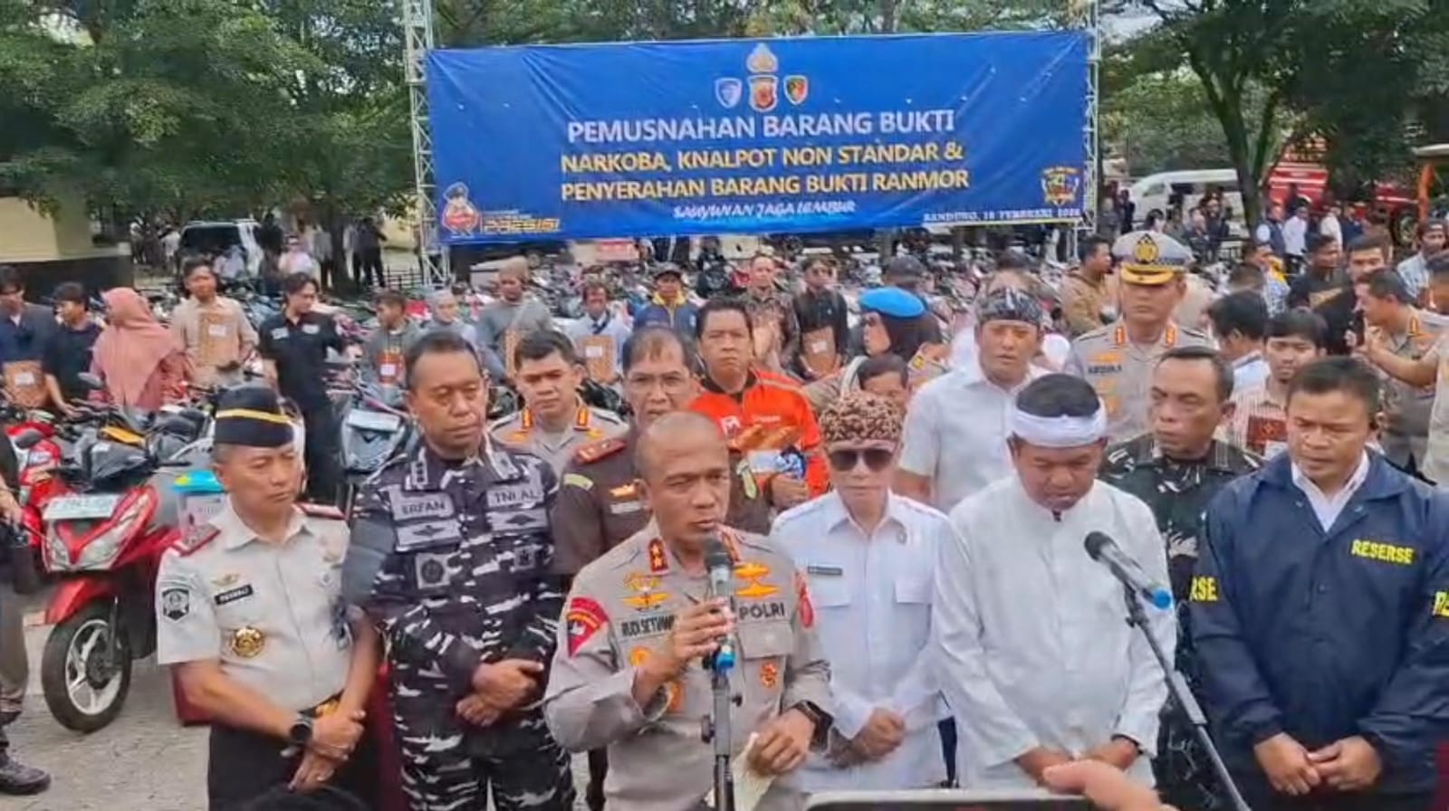 Polda Jabar Musnahkan 4.599 Knalpot Bising dan 28,9 Kg Sabu