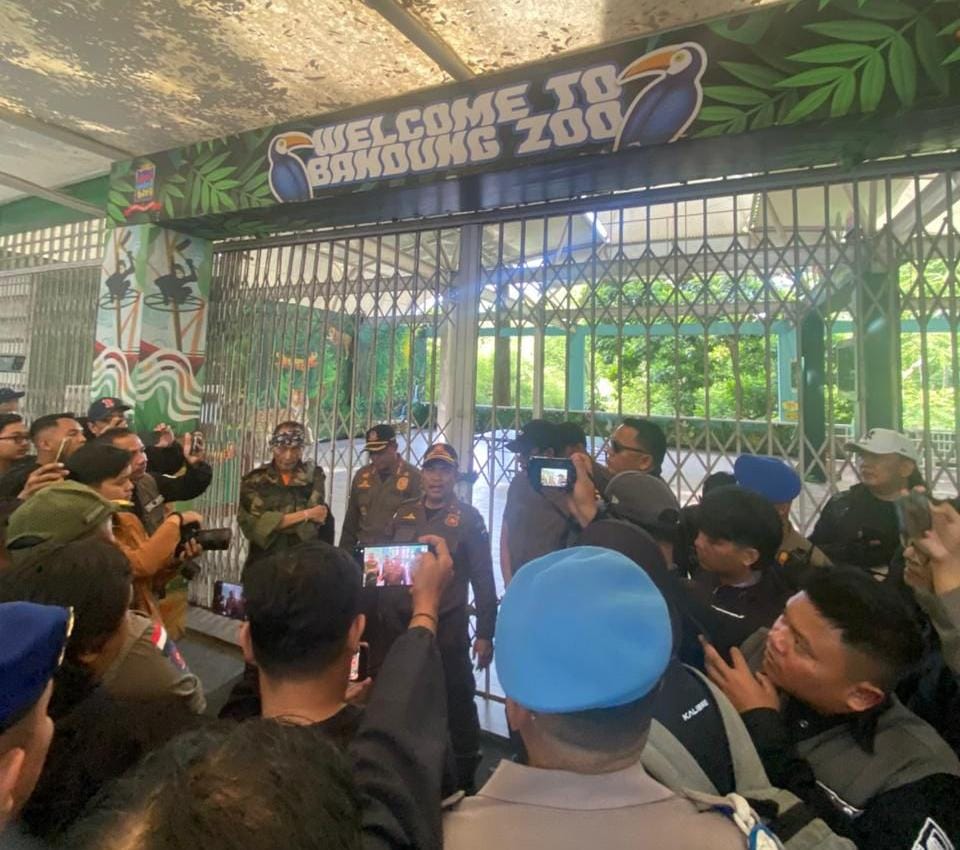 PENYEGELAN Kebun Binatang Bandung atau Bandung Zoo oleh Satpol PP mendapat penolakan dari Yayasan Margasatwa Tamansari (YMT).