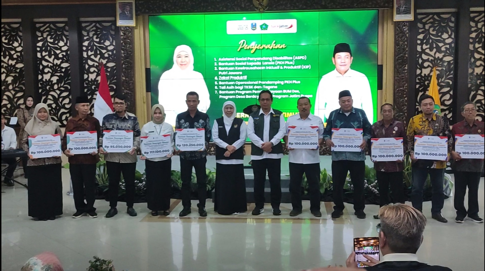 Sambut Ramadan, Khofifah Serahkan Bansos PKH Plus di Sidoarjo