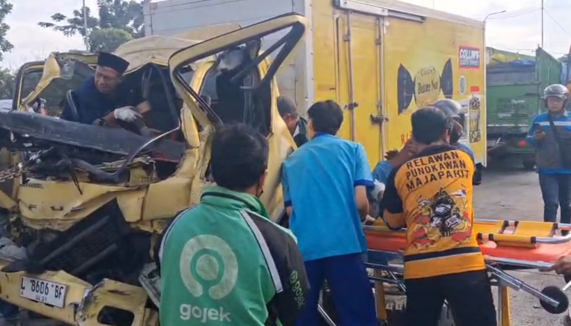 truk box tabrak dump truk yang sedang parkir di sidoarjo