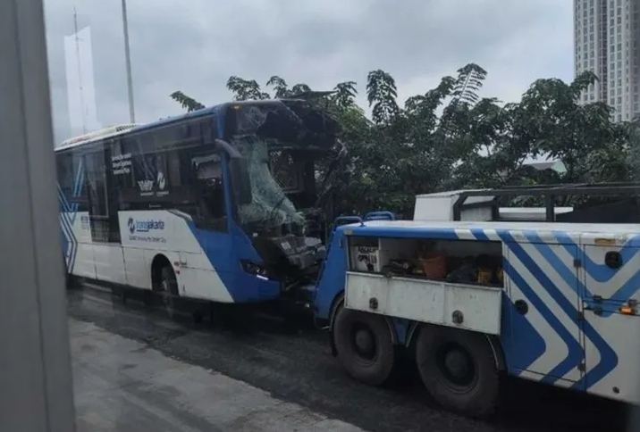 23 Penumpang Luka dalam Insiden Tabrakan Dua Bus TransJakarta