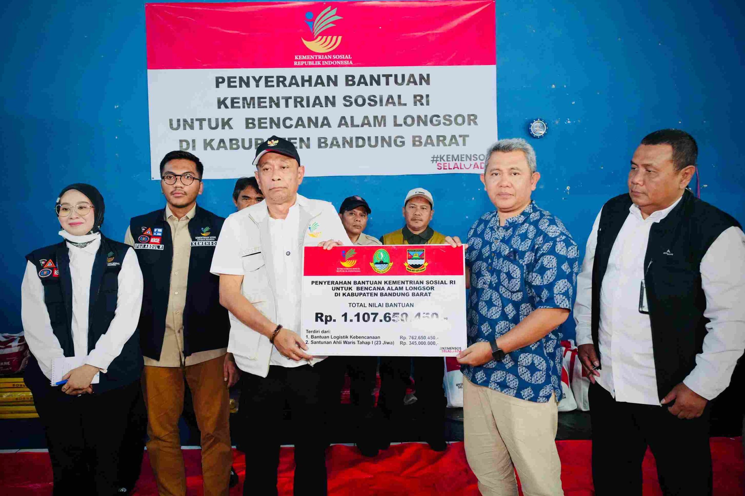 Wamensos Serahkan Santunan Korban Longsor Cisarua