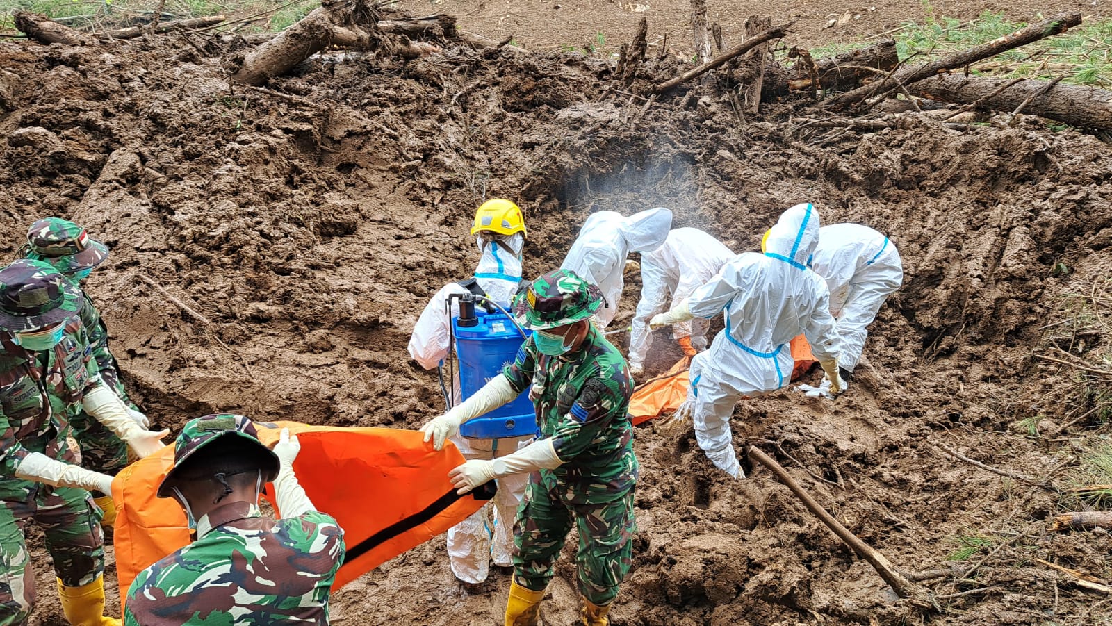 Tim SAR Gabungan masih Temukan Bodypack di Lokasi Longsor Cisarua