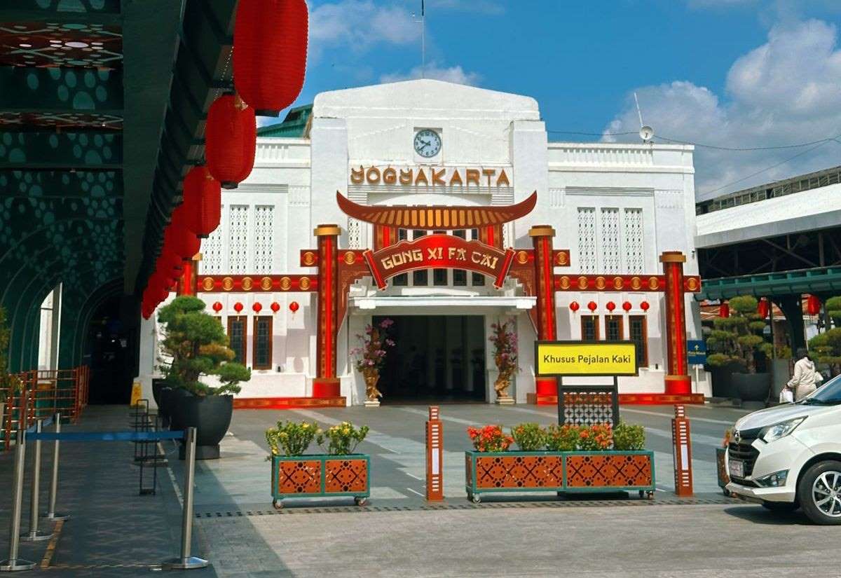 Sambut Imlek, Stasiun Yogyakarta Mulai Bersolek