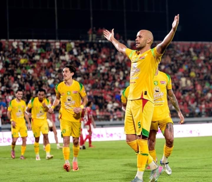 PELAN tapi pasti Persebaya Surabaya mulai memberi ancaman pada tim-tim papan atas. Hal itu mereka tunjukan dengan menggilas Bali United 3-1
