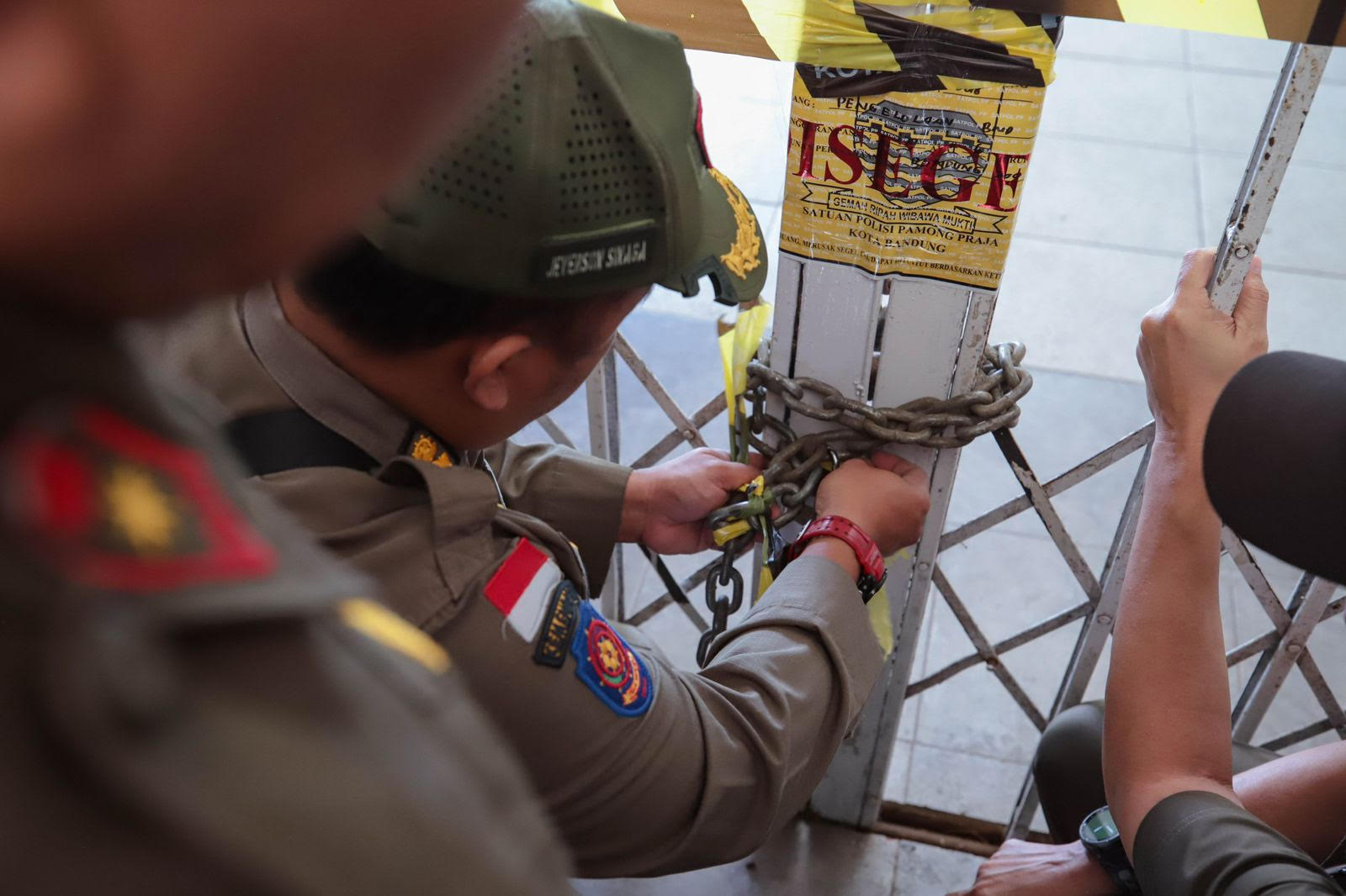 PENYEGELAN Kebun Binatang Bandung atau Bandung Zoo oleh Satpol PP mendapat penolakan dari Yayasan Margasatwa Tamansari (YMT).