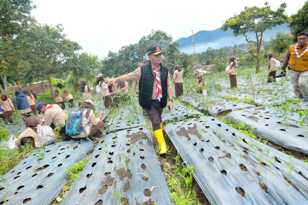 500 Pramuka Jabar Hijaukan Hulu Citarum di Situ Cisanti