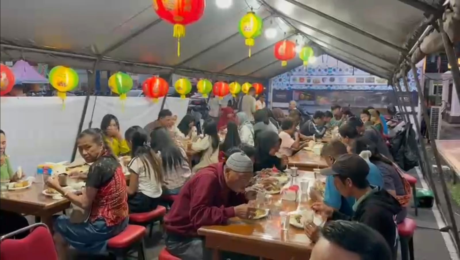 Brimob Polda Jateng dan Klenteng Hok Tiek Bio Pati Bagikan 1.500 Paket Berbuka