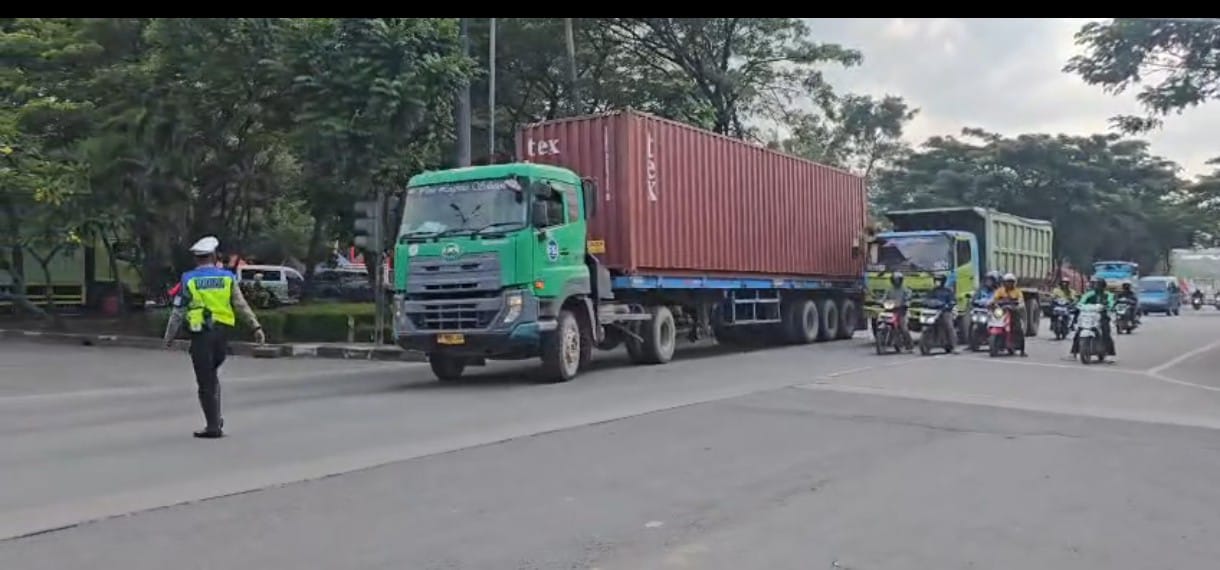 Polda Jateng Sekat Kendaraan Sumbu Tiga dalam Operasi Ketupat Candi
