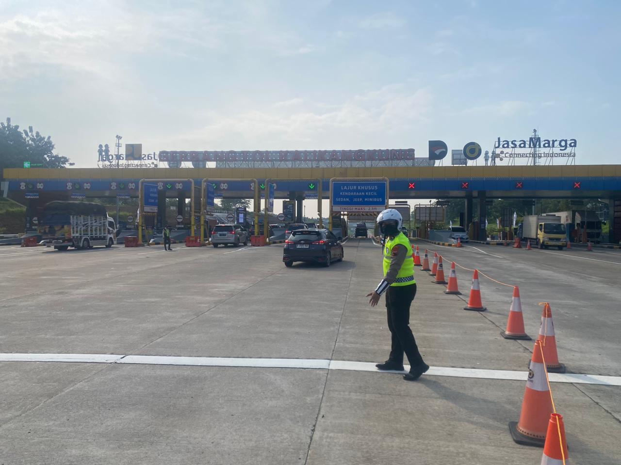 Puncak Arus Kendaraan di GT Kalikangkung Terjadi Siang hingga Sore Hari