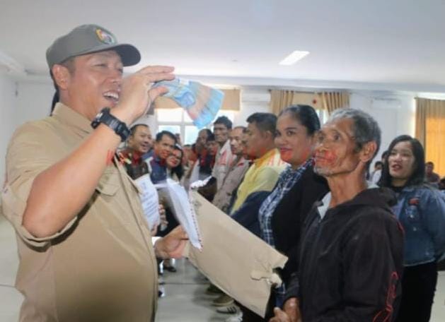 Pemkab Taput Serahkan Bantuan Jaminan Hidup