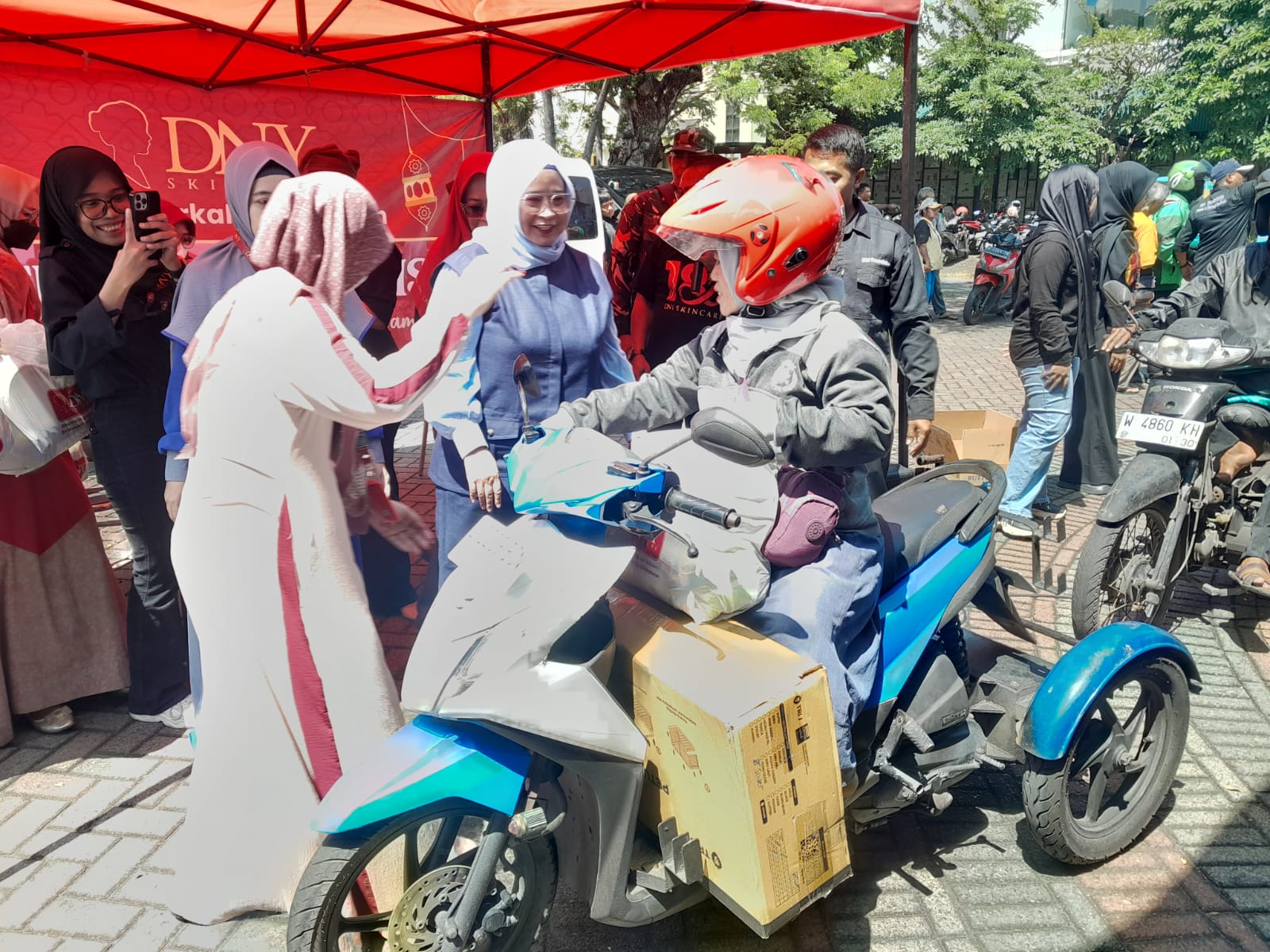 Sambut Lebaran, DNY Skincare Bagikan Bingkisan untuk Dhuafa dan Difabel