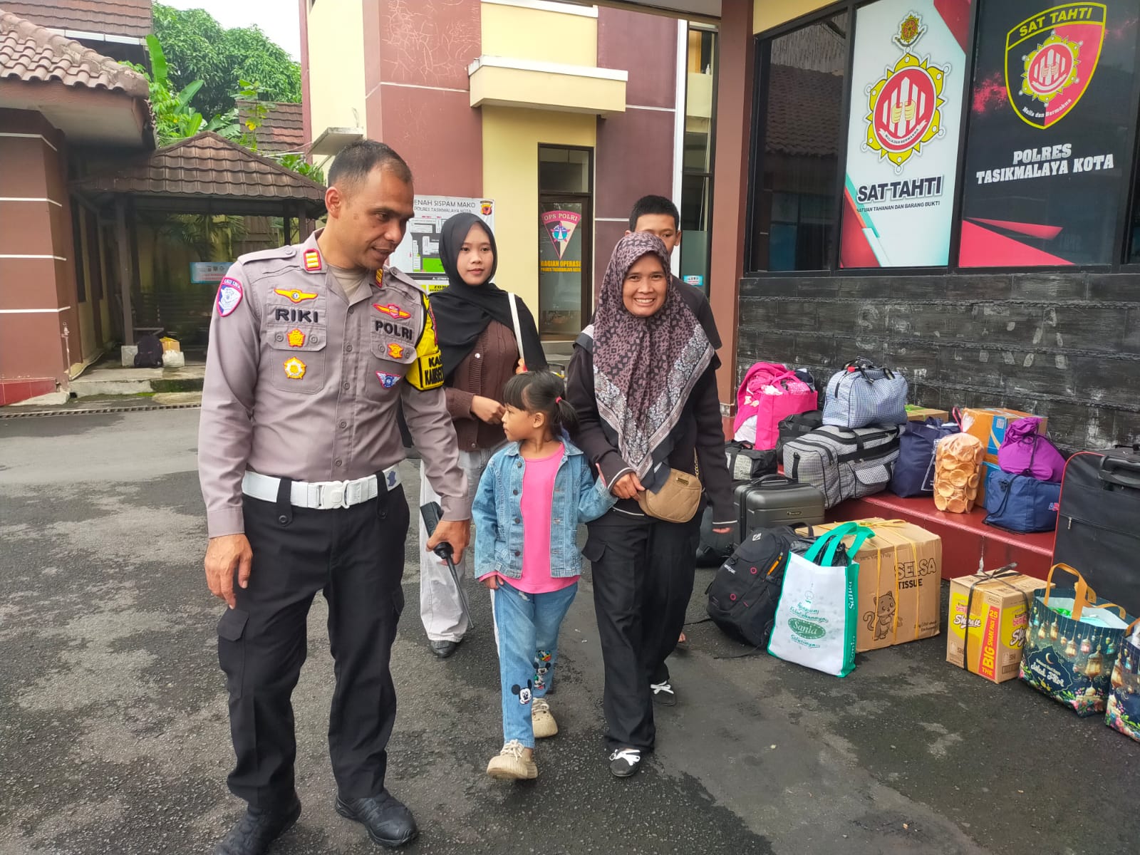 Polres Tasikmalaya Kota Berangkatkan 114  Pemudik Gratis