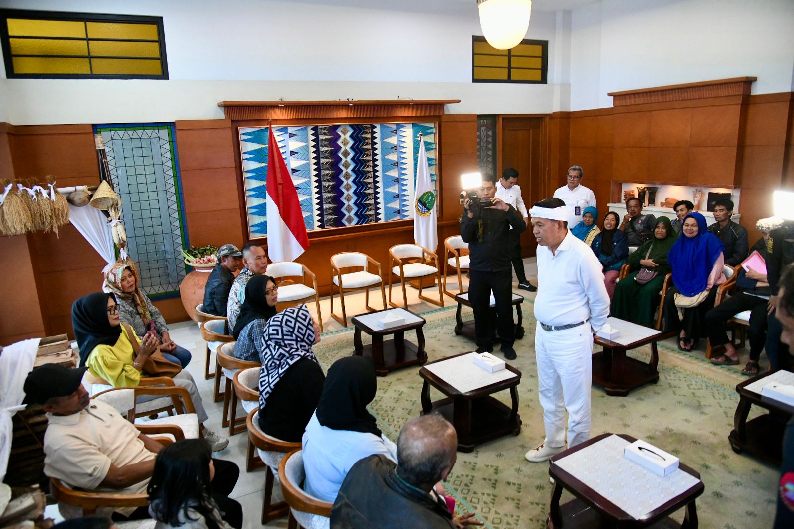 KDM Serahkan Bantuan untuk Korban Longsor Desa Cibogo Lembang