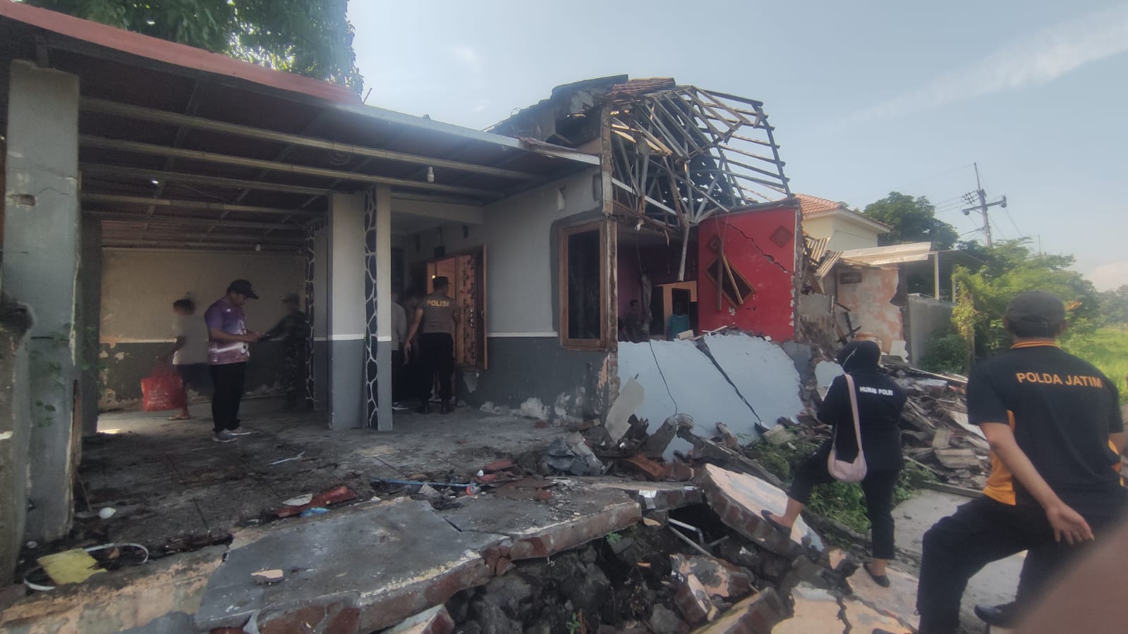 Rumah Warga Roboh, TNI/Polri Bersama BPBD dan Perangkat Desa Lakukan Penanganan Darurat