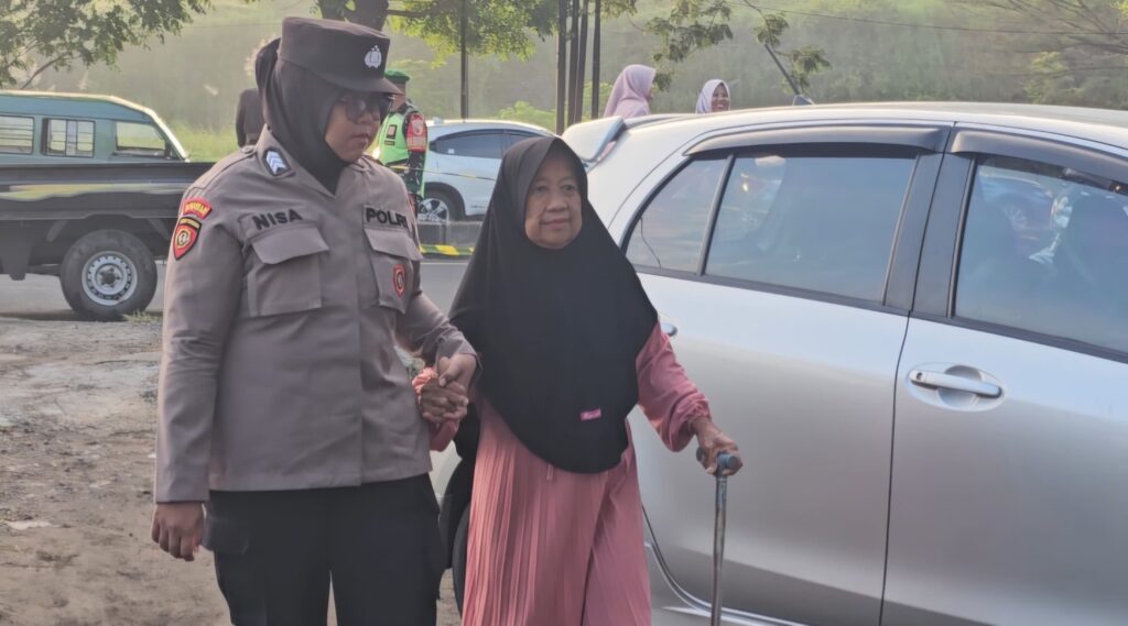 Warga korban lumpur Lapindo melaksanakan ibadah Salat Idulfitri 1447 Hijriah di lahan samping tanggul Porong. (Dok.Ist)