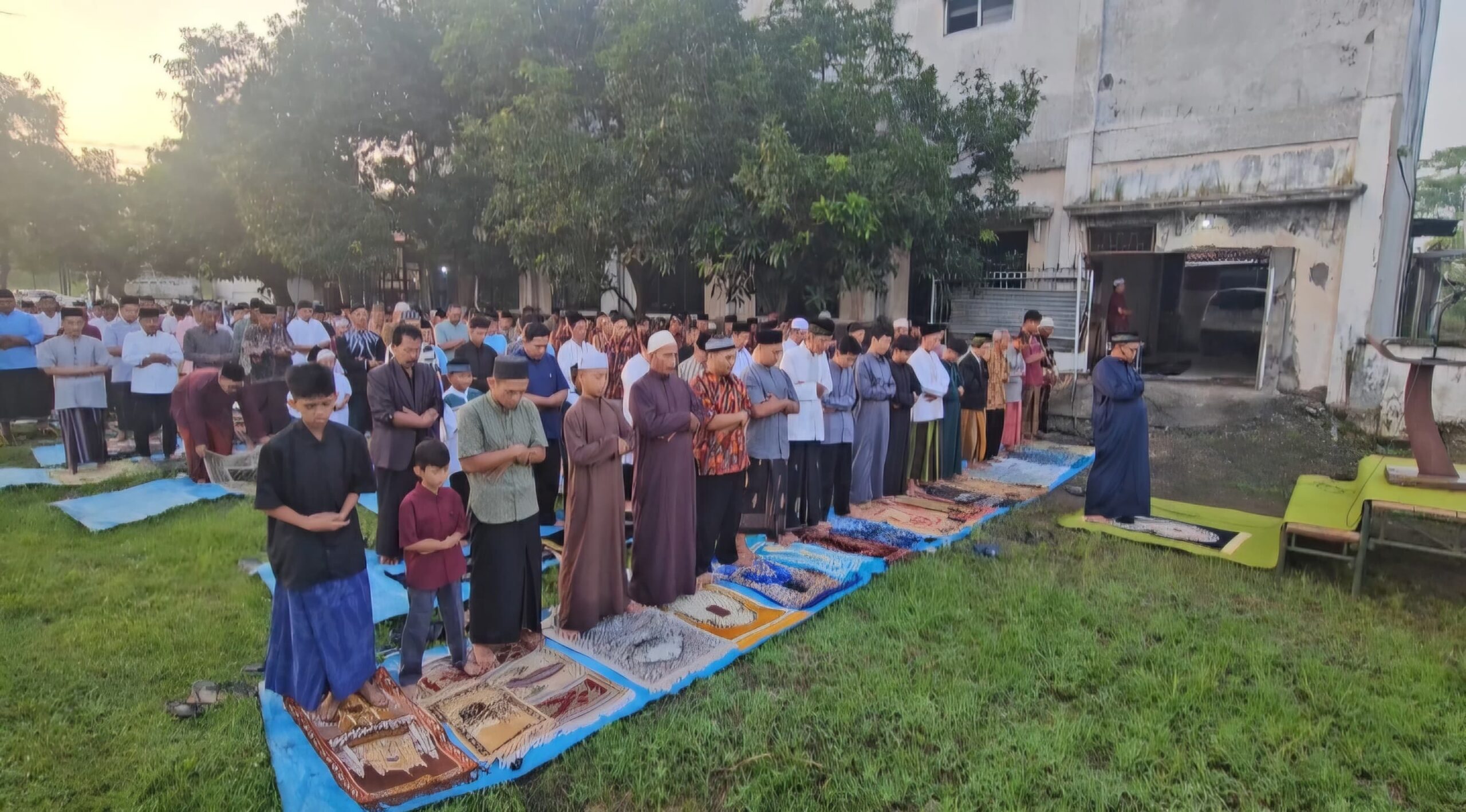 Ratusan Korban Lumpur Lapindo Salat Ied di Samping Tanggul Porong