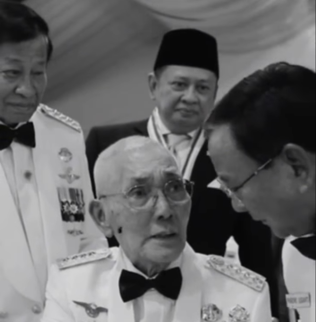 Wapres ke-6 RI Tri Sutrisno Meninggal Dunia, Berikut ini Profil Singkatnya