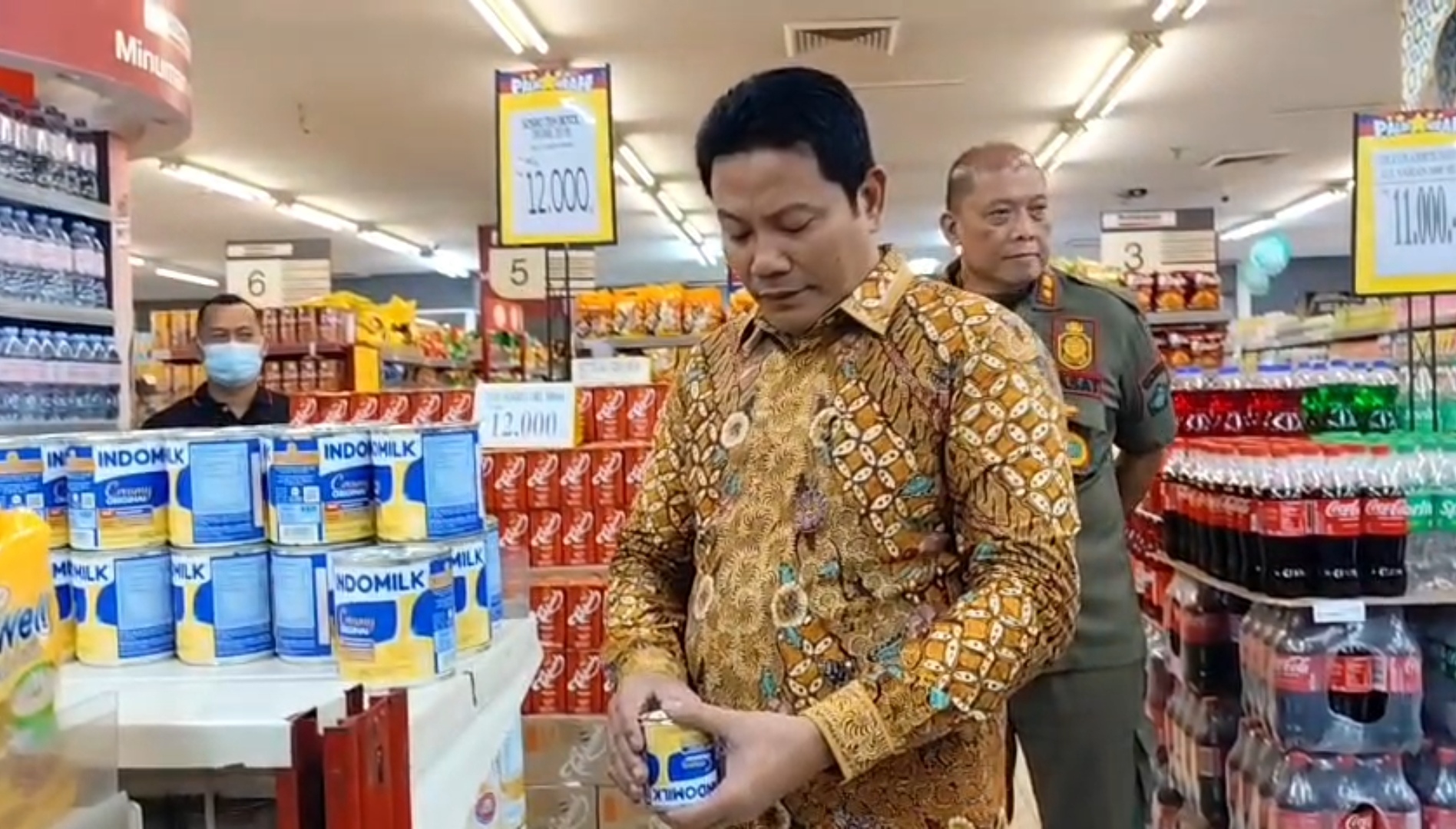 Bupati Sidoarjo Temukan Produk Rusak saat Sidak