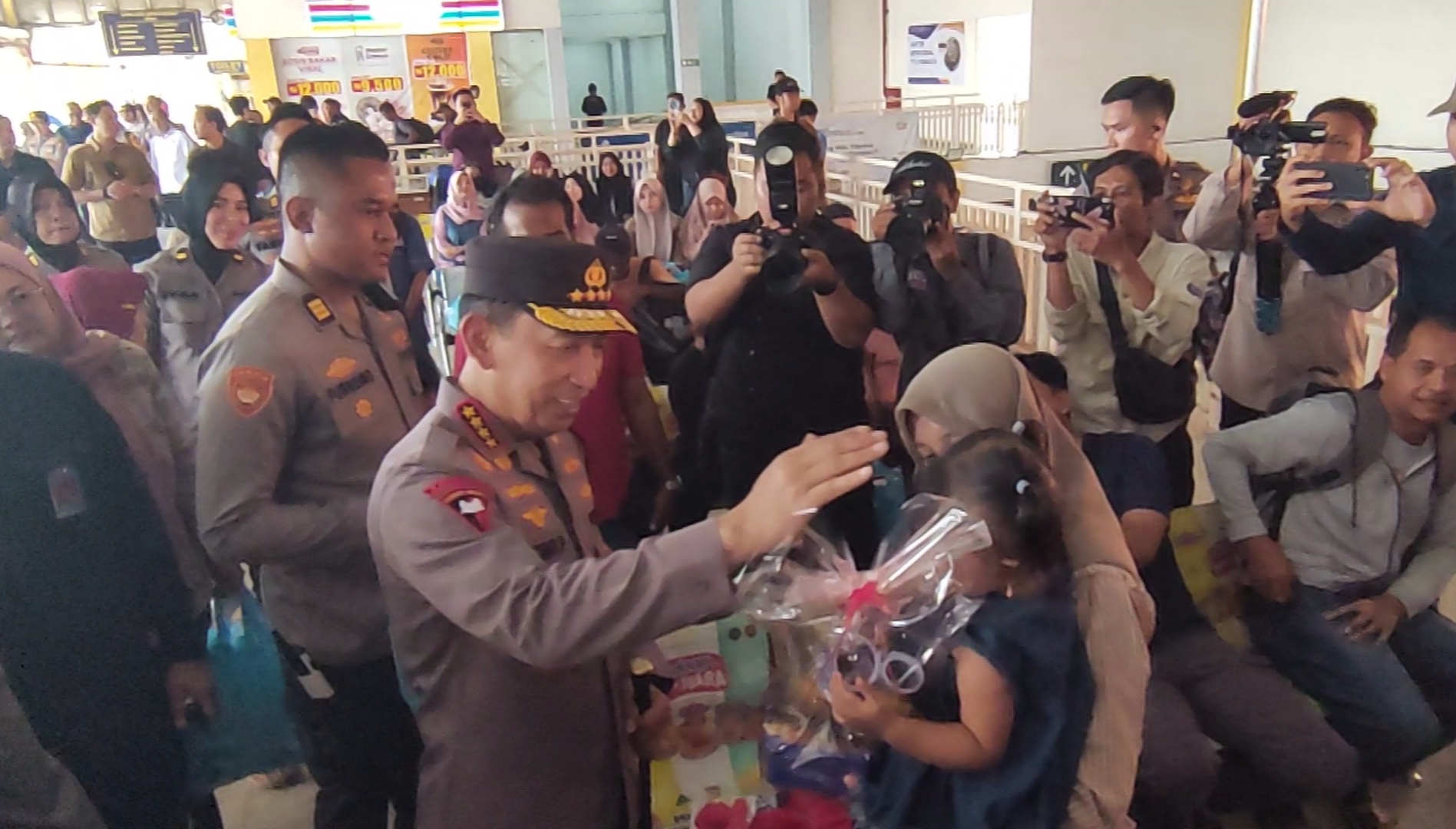 Pantau Arus Mudik di Terminal Purabaya, Kapolri Tekankan Keselamatan Penumpang