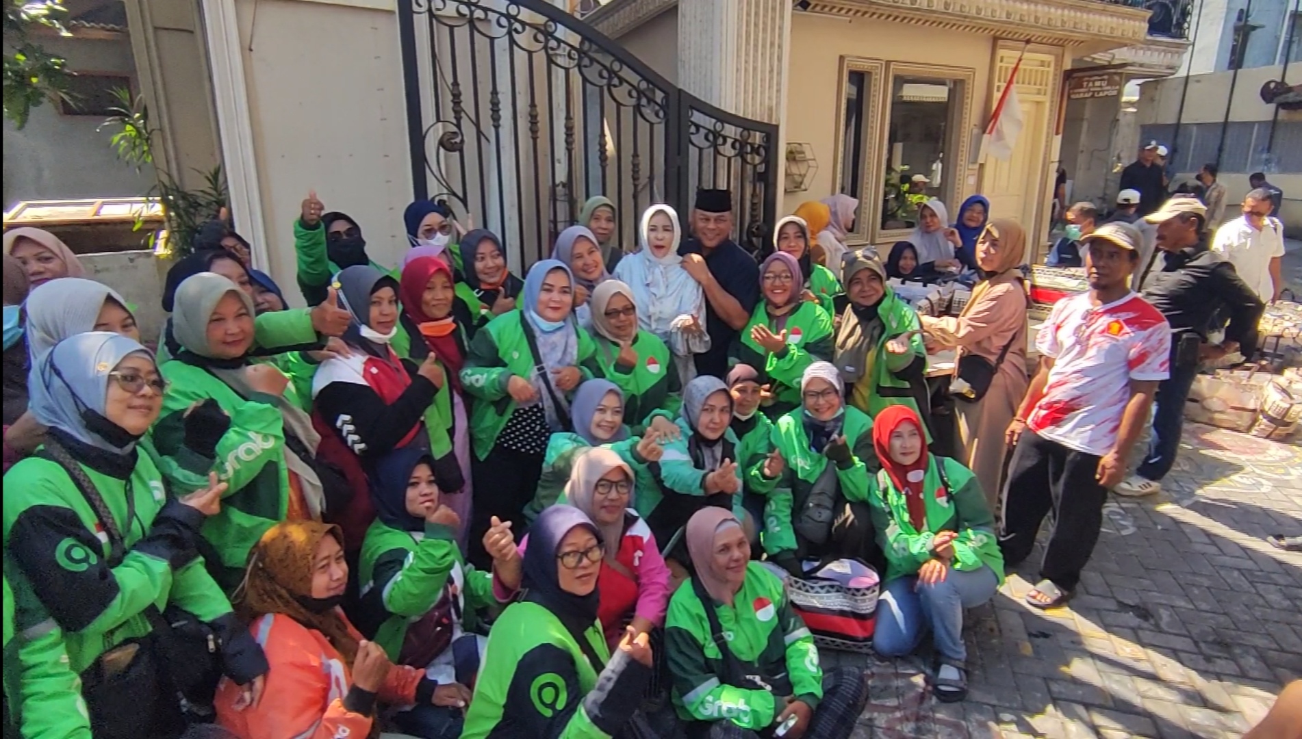 Jelang Lebaran, Ratusan Driver Ojol Janda di Sidoarjo Terima Paket Sembako