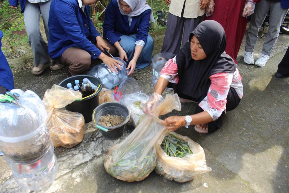 Mahasiswa KKN UNY Inisiasi Program GCOSO di Kulon Progo