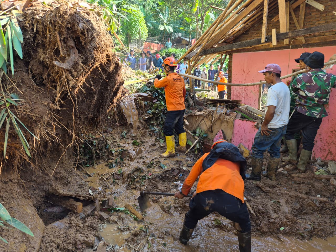 Tim SAR Gabungan Temukan Jenazah Korban Longsor di Sumedang