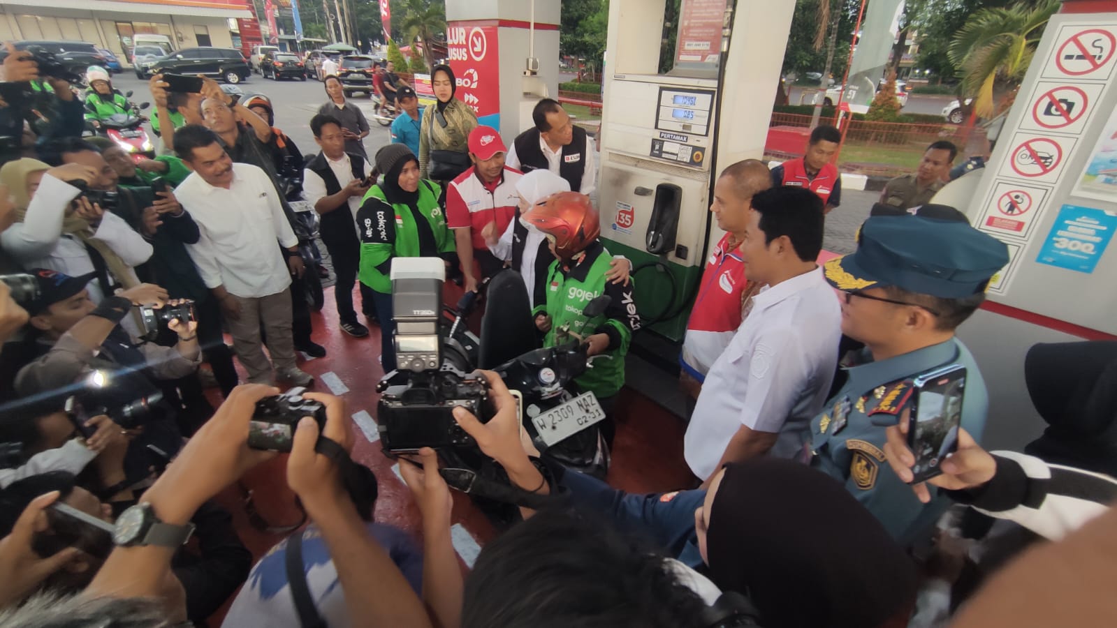 Pemprov Jatim Bagikan Sembako dan BBM untuk Driver Ojol di Sidoarjo