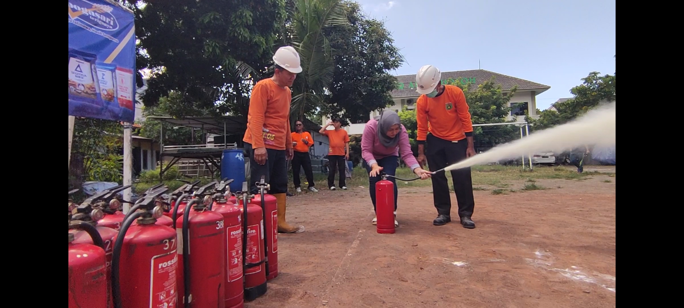 Ketika para Emak di Gedangan Sidoarjo Belajar Menerjang Api