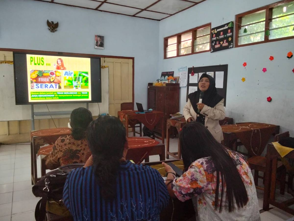 Tim FMIPA UNY Edukasi Bahaya Makanan Minuman Tinggi Gula ke Sekolah