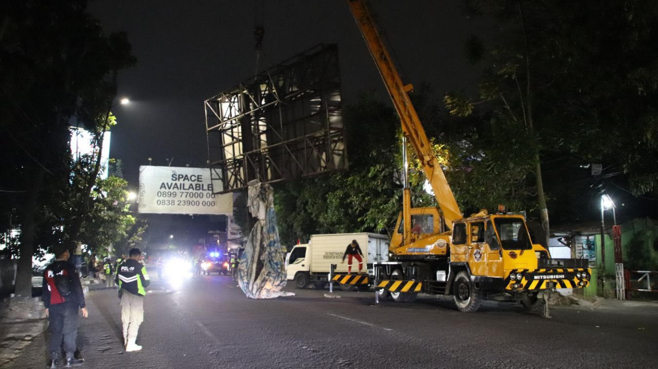 Rawan Roboh, Satpol PP Kota Bandung Perketat Pengawasan Reklame