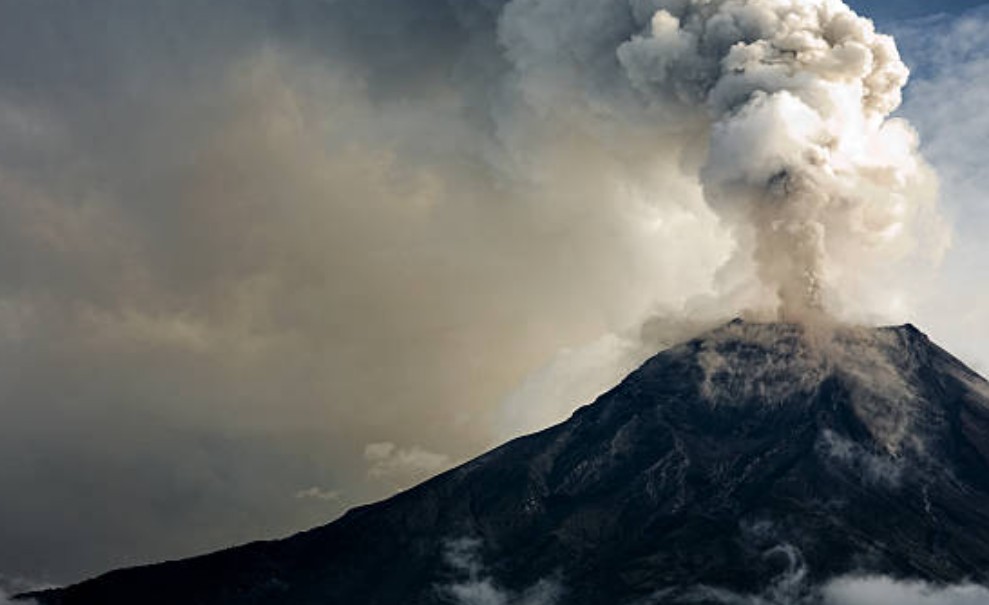 Risiko Mendaki Gunung Saat Aktivitas Vulkanik Meningkat