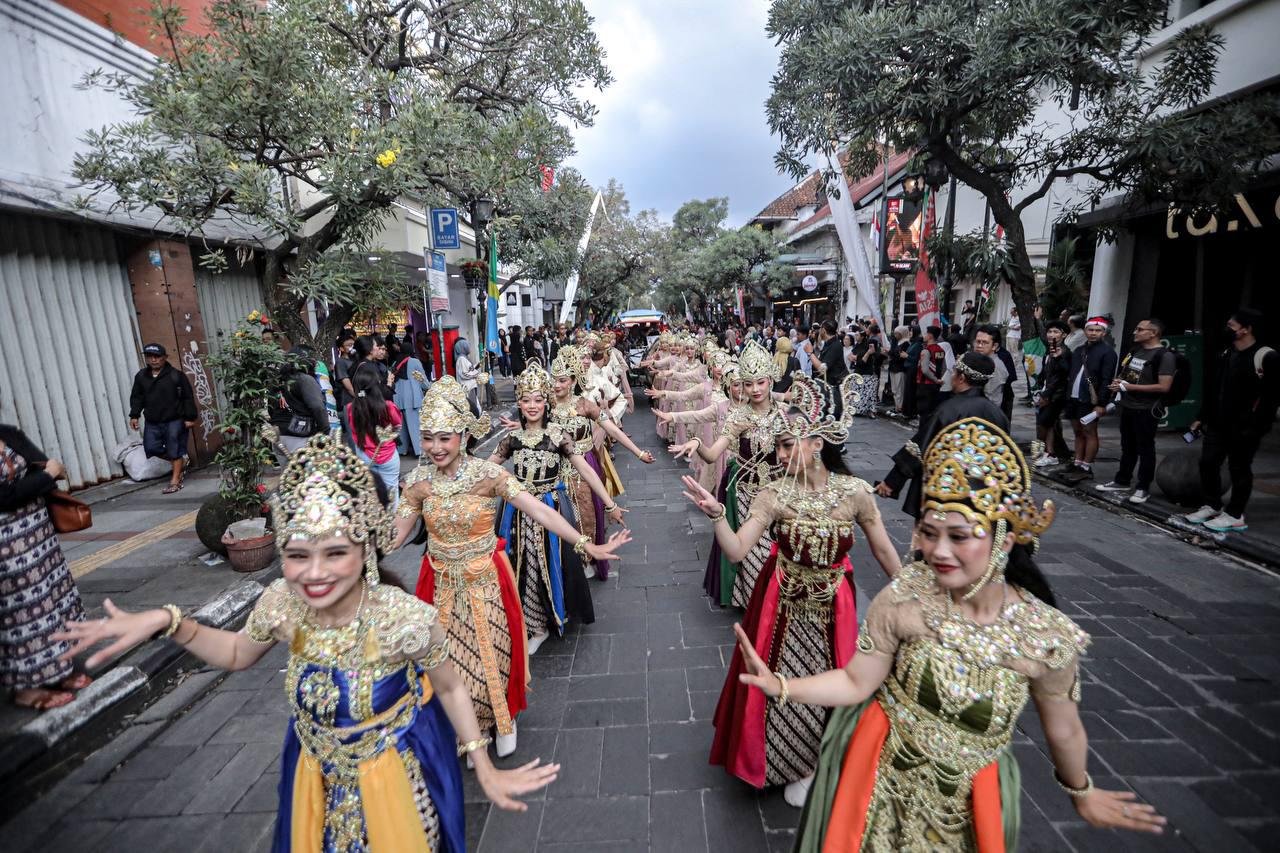 Kirab Budaya Milangkala Tatar Sunda Berakhir di Kota Bandung