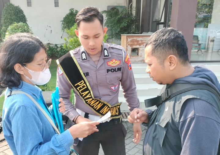 Pangkas Birokrasi, Satlantas Polresta Sidoarjo Terjunkan Pendamping