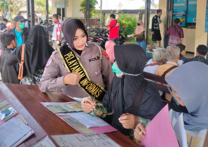 SATLANTAS Polresta Sidoarjo resmi mengoperasikan layanan petugas pendamping khusus di Kantor Samsat Sidoarjo dan Samsat Trosobo