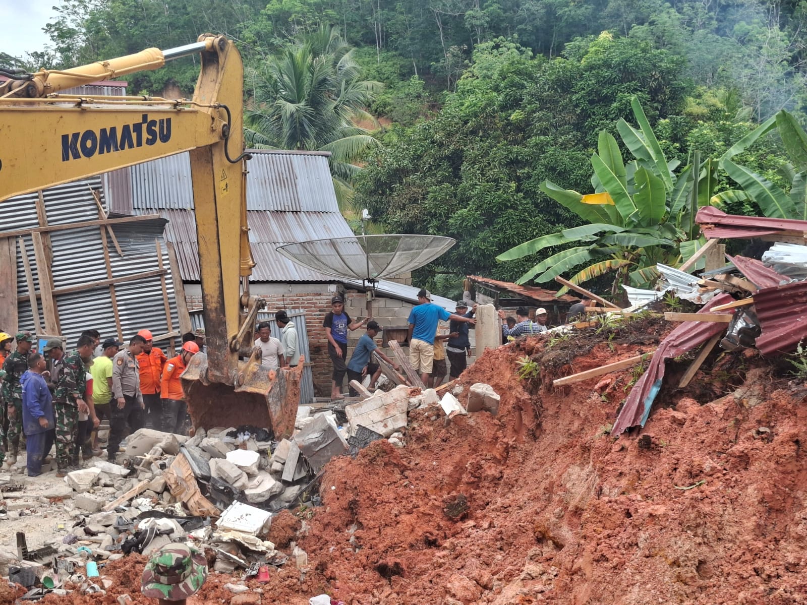 Ibu dan Dua Anak Terkubur Longsor di Tanah Sepenggal, Seorang Meninggal