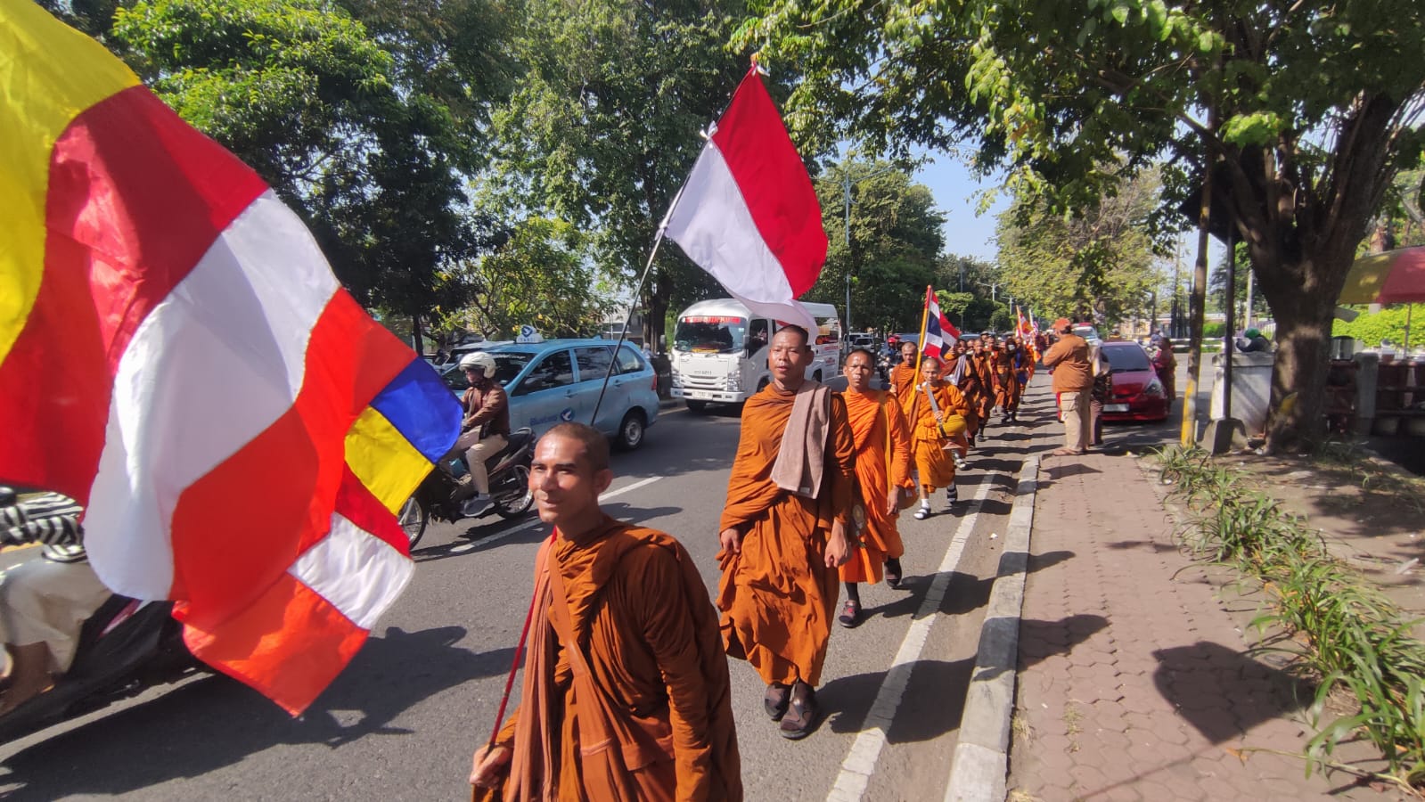Lintasi Sidoarjo Menuju Borobudur, 50 Biksu Thudong Disambut Hangat Warga