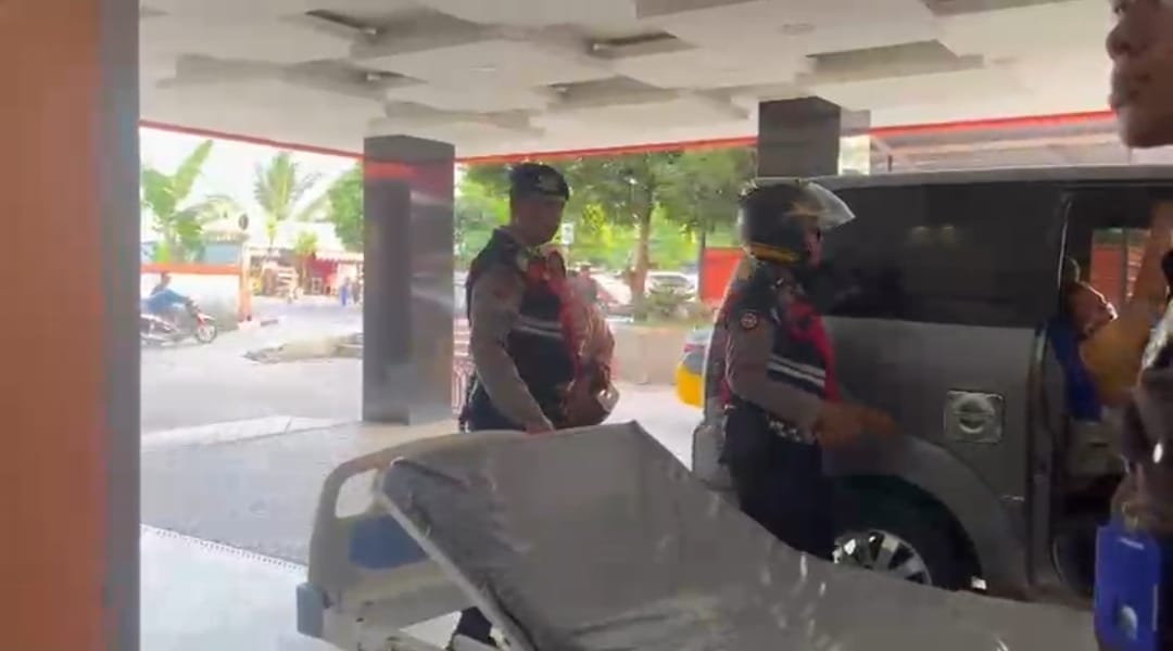 Personel Satsamapta Polres Cianjur Bantu Perempuan yang Hendak Melahirkan