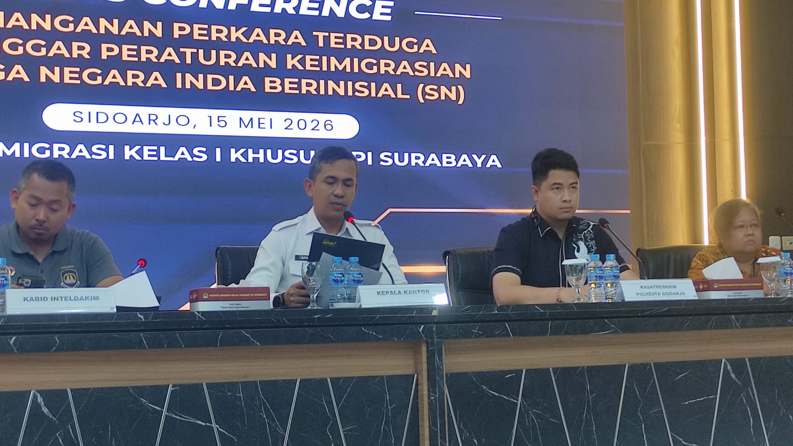 Himpitan Ekonomi dan Sengketa Hak Asuh Anak, WN India Bundir di Kantor Imigrasi Surabaya