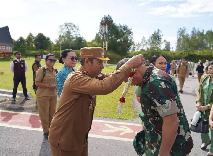Bupati Taput Sambut kedatangan Kasad Jenderal TNI Maruli Simanjuntak di Bandara Silangit
