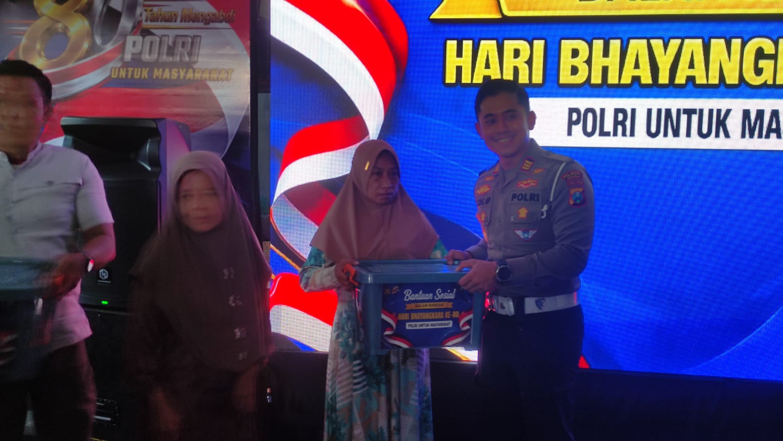 Sambut HUT Bhayangkara, Polresta Sidoarjo Bagikan Sembako dan Air Bersih