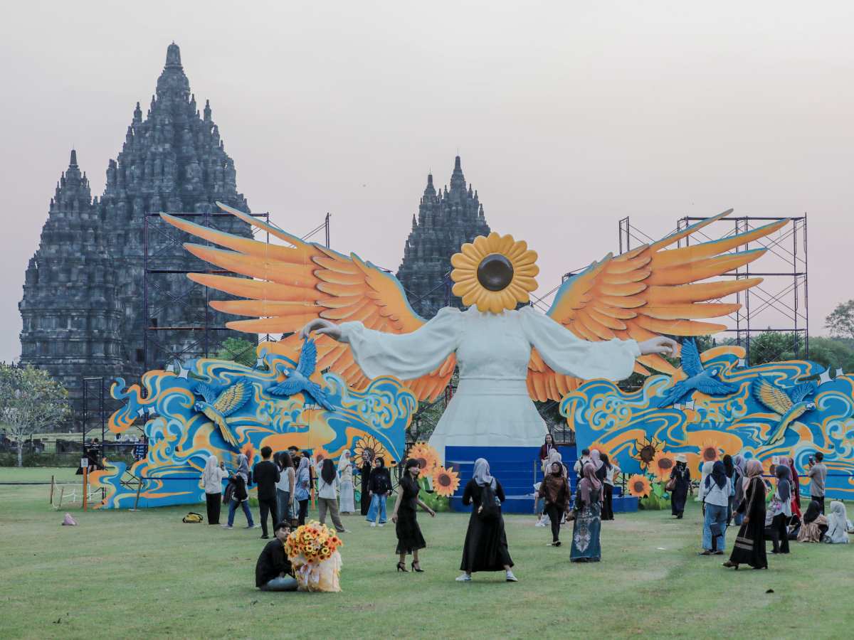 Sunflower Angel Pikat Ribuan Pengunjung Candi Prambanan