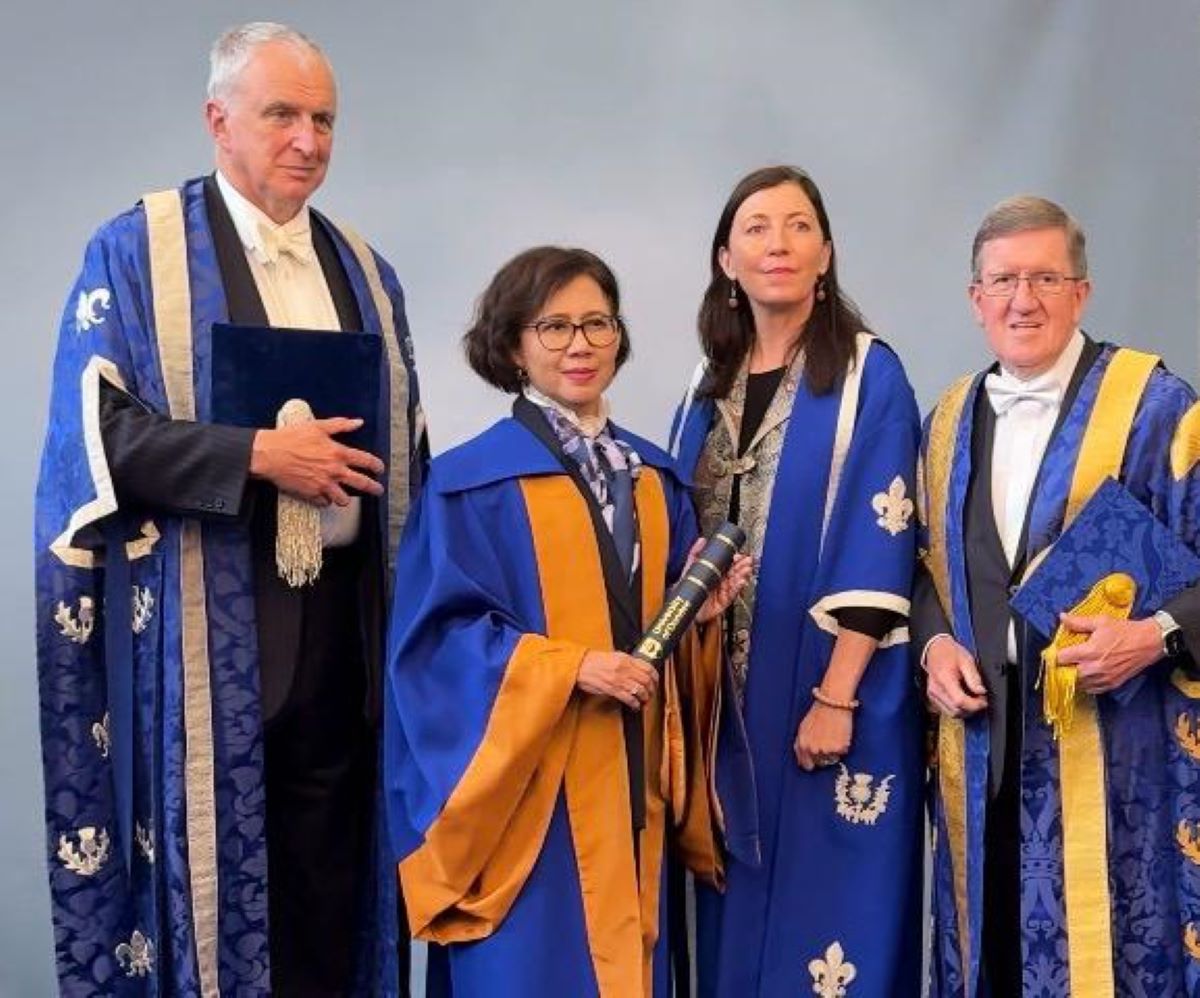 Rektor UGM Dianugerahi Gelar Doktor Honoris Causa dari University of Dundee
