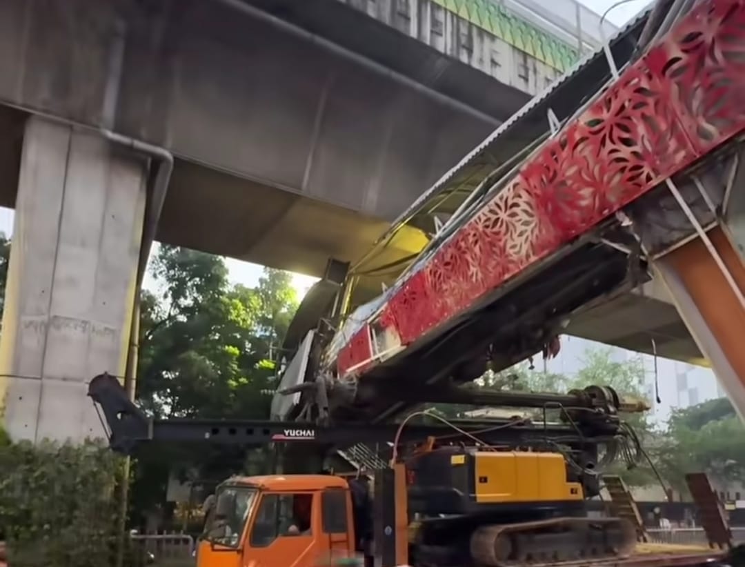 JPO di Jalan Tendean Ambruk Ditabrak Truk, Pengendara Terjebak Macet