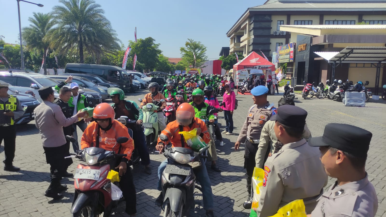 HUT Bhayangkara ke-80, Polresta Sidoarjo Bagikan Beras Tiga Ton