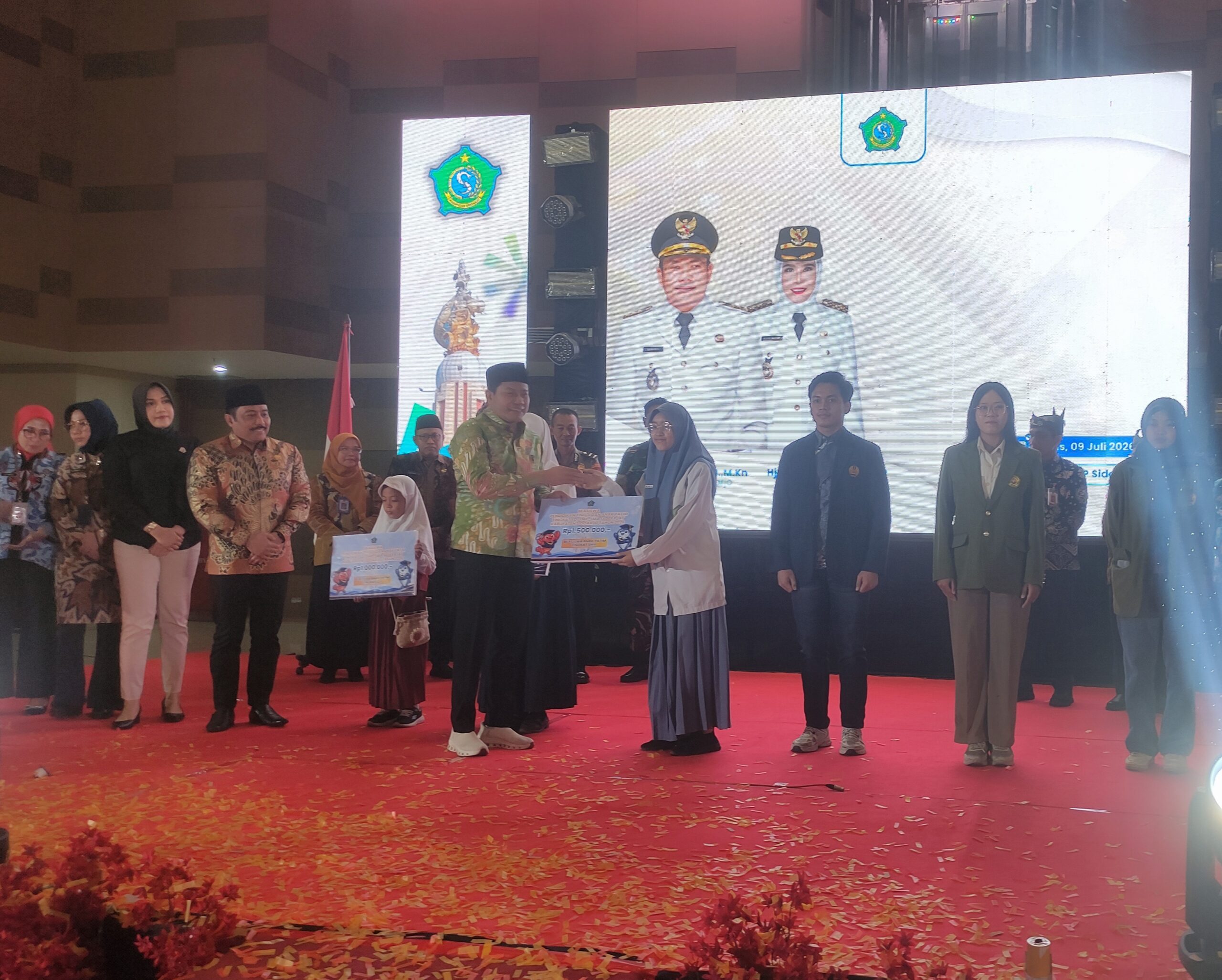 Bupati Sidoarjo Serahkan 4 Ribu Beasiswa Pendidikan